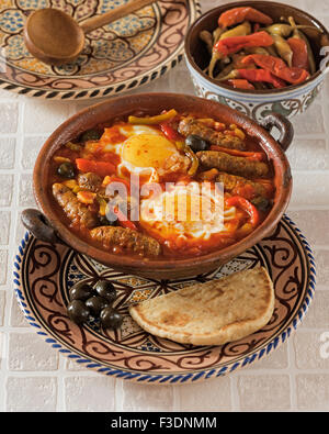 Ojja Merguez. Würstchen und Eiern in einer würzigen Tomatensauce. Tunesien-Essen Stockfoto