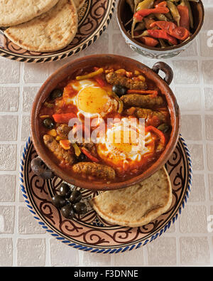 Ojja Merguez. Würstchen und Eiern in einer würzigen Tomatensauce. Tunesien-Essen Stockfoto