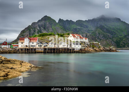 Henningsvær, Fischerdorf auf mehreren kleinen Inseln der Inselgruppe der Lofoten, Norwegen. Langzeitbelichtung. Stockfoto