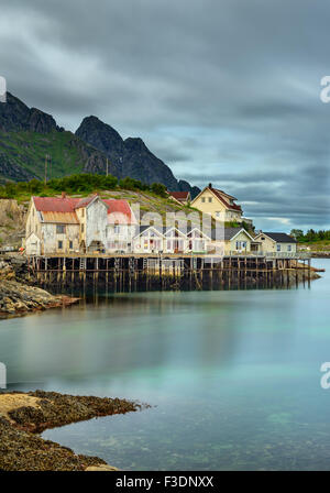 Henningsvær, Fischerdorf auf mehreren kleinen Inseln der Inselgruppe der Lofoten, Norwegen. Langzeitbelichtung. Stockfoto