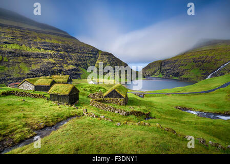 Dorf von Saksun befindet sich auf der Insel Streymoy, Färöer-Inseln, Dänemark. Langzeitbelichtung. Stockfoto