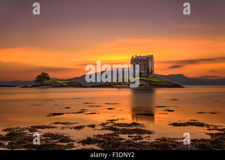Sonnenuntergang über Castle Stalker, Highlands, Schottland, Vereinigtes Königreich. Langzeitbelichtung und Hdr verarbeitet. Stockfoto