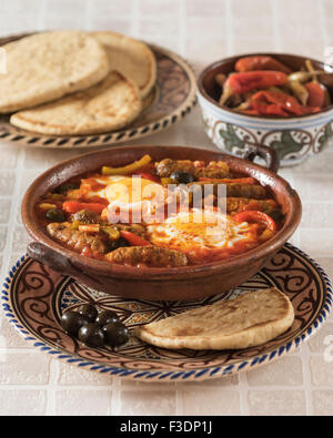 Ojja Merguez. Würstchen und Eiern in einer würzigen Tomatensauce. Tunesien-Essen Stockfoto