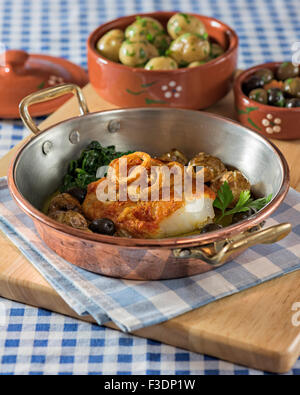 Bacalhau À Lagareiro. Kabeljau in Olivenöl. Portugal-Essen Stockfoto