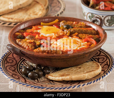 Ojja Merguez. Würstchen und Eiern in einer würzigen Tomatensauce. Tunesien-Essen Stockfoto