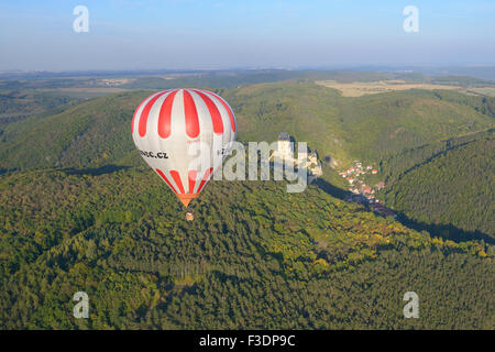 LUFTAUFNAHME. Heißluftballon schwimmt in der Nähe von Schloss Karlstjen. Böhmen, Tschechische Republik. Stockfoto