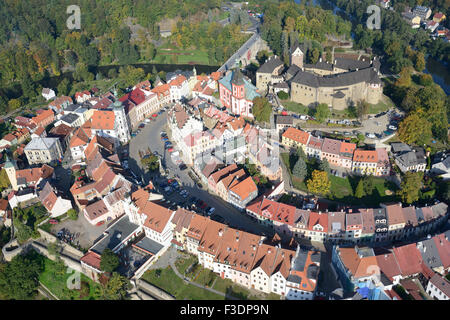 LUFTAUFNAHME. Schloss Loket krönt das gleichnamige mittelalterliche Dorf auf einem Hügel. Böhmen, Tschechische Republik. Stockfoto