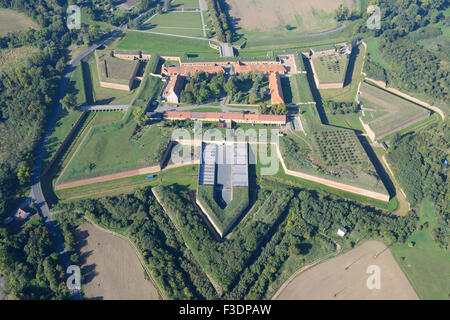 LUFTAUFNAHME. Militärische Festung aus dem späten 18th. Jahrhundert und ein Konzentrationslager während des Zweiten Weltkriegs. Terezín (Theresienstadt auf Deutsch), Tschechische Republik. Stockfoto