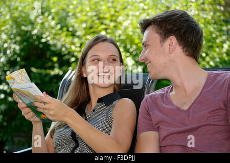 Junges Paar lesen einen Reiseführer, Deutschland Stockfoto