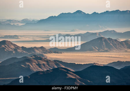 Vereinzelte Bergrücken am Rande der Namib-Wüste, Luftaufnahme, NamibRand Nature Reserve, Namibia Stockfoto