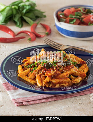 Penne Arrabbiata. Nudeln in würziger Tomatensauce. Italien-Essen Stockfoto