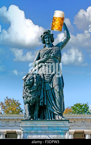 Bavaria-Statue mit einem Bier-Becher, Oktoberfest, München, Bayern, Deutschland Stockfoto