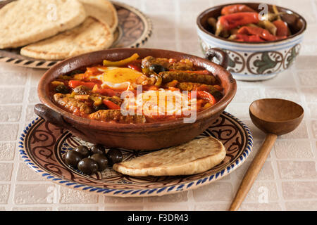 Ojja Merguez. Würstchen und Eiern in einer würzigen Tomatensauce. Tunesien-Essen Stockfoto