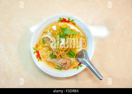 Chiang Mai Spezialität knusprigen Nudeln mit Huhn - khao soi Gai Stockfoto