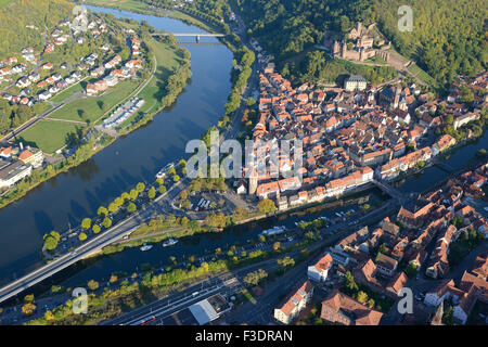 LUFTAUFNAHME. Mittelalterliche Stadt am Zusammenfluss von Main (links) und Tauber. Wertheim am Main, Baden-Württemberg, Deutschland. Stockfoto