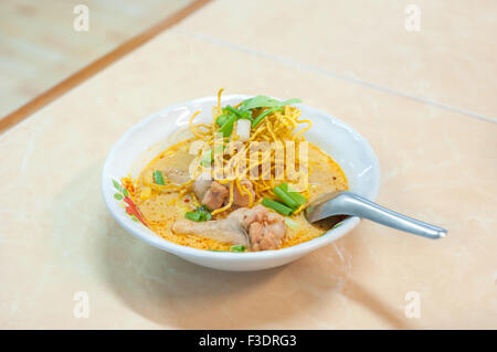 Kao soi Gai, Chiang Mai knusprigen Nudeln mit Huhn Stockfoto
