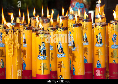 Brennende Kerzen in einem chinesischen Tempel Stockfoto
