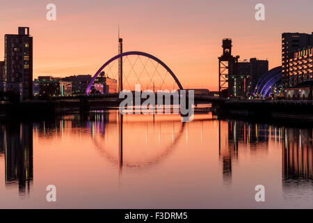 Die Clyde Arc Brücke spiegelt sich in den Fluss Clyde bei Sonnenuntergang, Glasgow, Schottland, UK Stockfoto