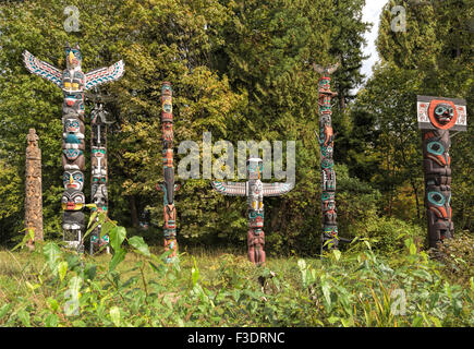 Gruppe von hochdekorierten Totempfähle an Brockton Punkt im Stanley Park, Vancouver, Britisch-Kolumbien, Kanada, Nordamerika. Stockfoto