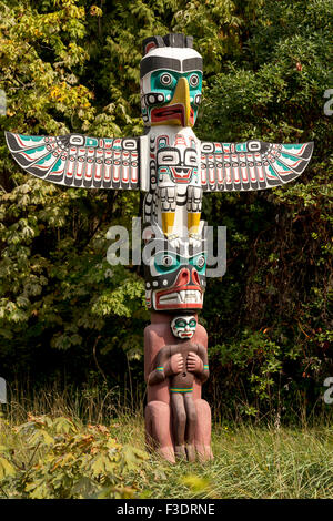 Hoch dekoriert Totempfahl in Brockton Point, im Stanley Park, Vancouver, Britisch-Kolumbien, Kanada, Nordamerika. Stockfoto