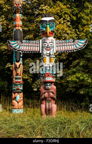 Hoch dekoriert Totempfähle am Brockton Point, Stanley Park, Vancouver, Britisch-Kolumbien, Kanada, Nordamerika. Stockfoto