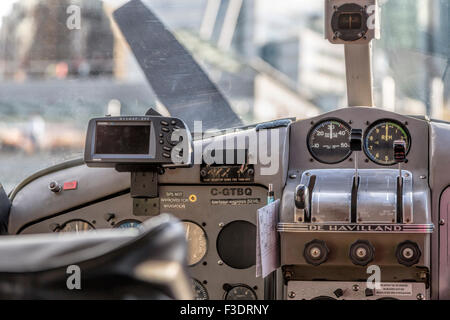 Innenansicht des Cockpits von einem * De Havilland Canada DHC-2 Beaver * Wasserflugzeug, aus dem Jahr 1953, Vancouver, Britisch-Kolumbien, Kanada. Stockfoto