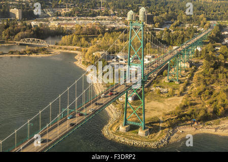 Luftaufnahme von einem Wasserflugzeug auf die Lions Gate Bridge und die Küste von Vancouver, British Columbia, Kanada. Stockfoto