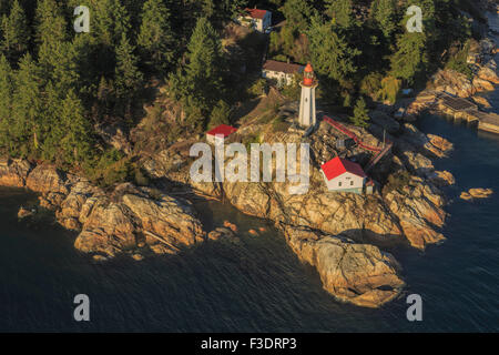 Luftaufnahme von einem Wasserflugzeug am Point Atkinson Lighthouse und die malerische Küste von Vancouver, British Columbia, Kanada. Stockfoto