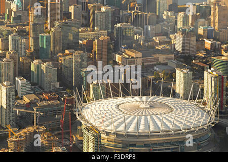 Luftaufnahme von einem Wasserflugzeug auf BC Place Stadium und die Skyline von Vancouver, British Columbia, Kanada, Nordamerika. Stockfoto