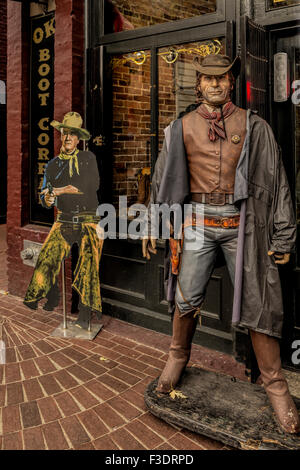 Cowboy Figuren, im westlichen Stil gekleidet stehen vor einem Boot-Shop in Gastown, Vancouver, Britisch-Kolumbien, Kanada. Stockfoto