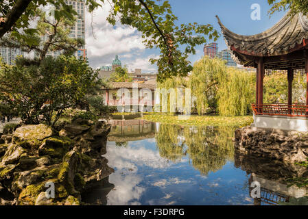 Sechseckigen Pavillon in Dr. Sun Yat-Sen Classical Chinese Garden & Park in Chinatown, Vancouver, Britisch-Kolumbien, Kanada. Stockfoto