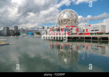 TELUS World of Science Gebäude reflektiert, Zentrum von Vancouver, False Creek, British Columbia, Kanada, Nordamerika. Stockfoto