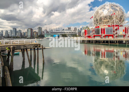 TELUS World of Science Gebäude reflektiert, Zentrum von Vancouver, False Creek, British Columbia, Kanada, Nordamerika. Stockfoto