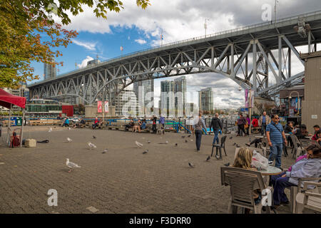 Gebäude und Granville Bridge, False Creek und zentrale Vancouver, Kanada, Nordamerika Markt lebhafte Stimmung auf Granville Island. Stockfoto