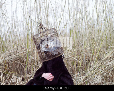 Ein Filz Maske von einem Modell getragen wird. Diese Masken sind oft für Theater-und Mode getragen. Stockfoto