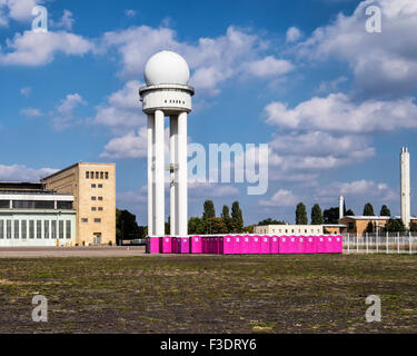 Flughafen Berlin-Tempelhof, Flughafen Berlin-Tempelhof THF Radarturm der veralteten ehemaligen Flughafengebäude Stockfoto