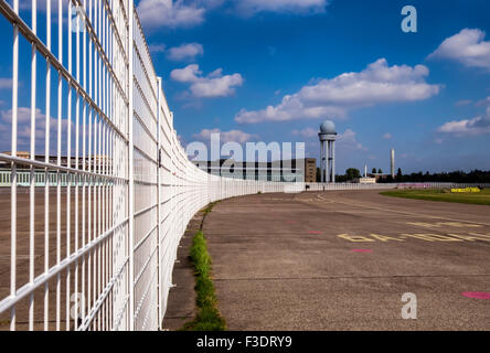 Flughafen Berlin-Tempelhof, Flughafen Berlin-Tempelhof THF Radarturm veraltet ehemaligen Flughafen, Hangar-Gebäude und Start-und Landebahn Stockfoto