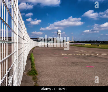 Flughafen Berlin-Tempelhof, Flughafen Berlin-Tempelhof THF Radarturm veraltet ehemaligen Flughafen, Hangar-Gebäude und Start-und Landebahn Stockfoto