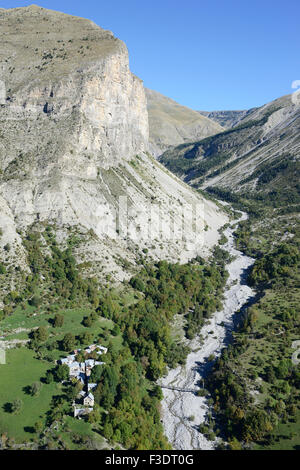 LUFTAUFNAHME. Abgelegenes verlassenes Dörfchen ohne Zufahrtsstraße in einer dramatischen Landschaft. Aurent, Alpes de Haute-Provence, Frankreich. Stockfoto