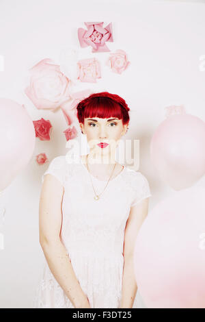 Wunderschön romantische rote kurzhaarige Mädchen in ein modernes Studio-Umgebung Stockfoto