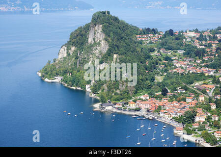 LUFTAUFNAHME. Castelveccana und seine auffällige Rocca di Caldè. Ostufer des Lago Maggiore, Provinz Varèse, Lombardei, Italien. Stockfoto