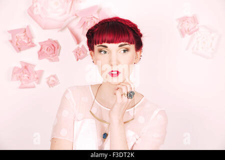 Wunderschön romantische rote kurzhaarige Mädchen in ein modernes Studio-Umgebung Stockfoto