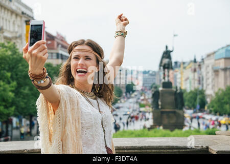 Glückliche junge Brünette böhmischen Frau Tourist machen Selfie im historischen Zentrum von Prag. Im Hintergrund St.-Wenzels Stockfoto