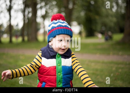 Junge im Park laufen Stockfoto