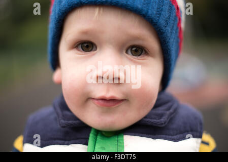 Junge im Park spielen hautnah Stockfoto