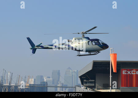 AS350 B3 G-WHAM kommt im Londoner Excel Exhibition Centre zur Teilnahme an der Ausstellung der Helitech 2015 zu landen Stockfoto