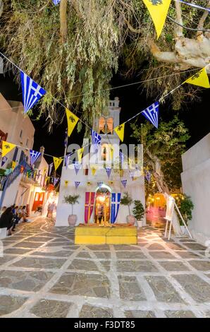 Eine christliche griechisch-orthodoxe Kirche zu Ostern in Chora, Mykonos, Griechenland. Eine traditionelle griechische Insel Ostern Szene, dekoriert mit f Stockfoto