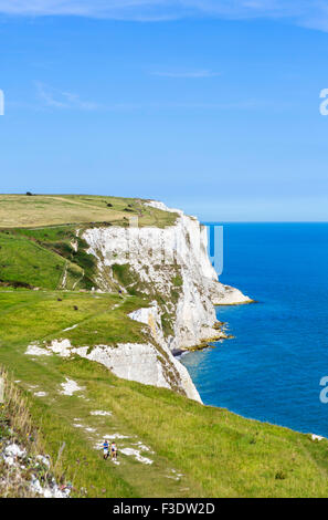 Blick von der Klippe Pfad an die White Cliffs, Dover, Kent, England, UK Stockfoto