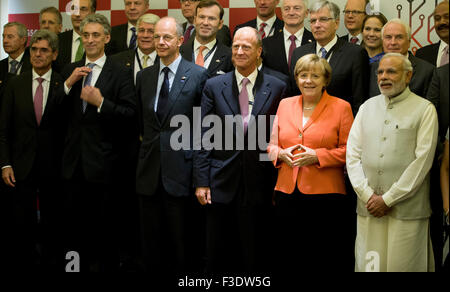 Bangalore, Indien. 6. Oktober 2015. Bundeskanzlerin Angela Merkel und Indian Prime Minister Narendra Modi (R) stehen mit (FIRST ROW f.L) Jürgen Fitschen, Co-CEO der Deutsche Bank AG, Josef Kaeser, Vorstandsvorsitzender der Siemens AG, Frank Appel, Vorstandsvorsitzender der Deutsche Post AG, Kurt Bock, CEO der BASF SE und Thomas Enders, CEO von Airbus Group SE, für ein Gruppenfoto nach einer deutsch-indischen Wirtschaftsforums in Bangalore , Indien, 6. Oktober 2015. Foto: KAY NIETFELD/Dpa/Alamy Live News Stockfoto