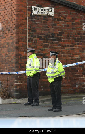 Leeds, Yorkshire, Großbritannien. 6. Oktober 2015. Polizei Wache die Szene eines Mordes in Leeds, West Yorkshire, auf 6. Oktober 2015. Moorfield Avenue in Armley, Leeds, UK gestern am späten Abend gab die Polizei gerufen. Offiziere die Gegend gesucht und gefunden einen 27 Jahre alter Mann in zurück Moorfield Terrasse. Obwohl die Sanitäter behandelt, wurde er tot in der Szene erklärt. Ein 43 Jahre alter Mann wegen des Verdachts des Mordes verhaftet worden und befindet sich derzeit in Haft.  Ian Hinchliffe /Alamy Live-Nachrichten Stockfoto